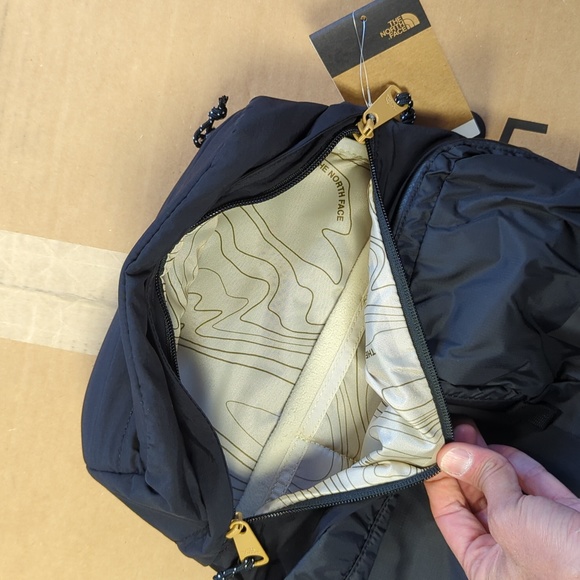 THE NORTH FACE Mountain Daypack/Backpack Black $79 NEW - Picture 7 of 7